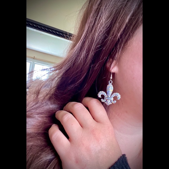 Fleur de lis necklace and earring set - Picture 5 of 6